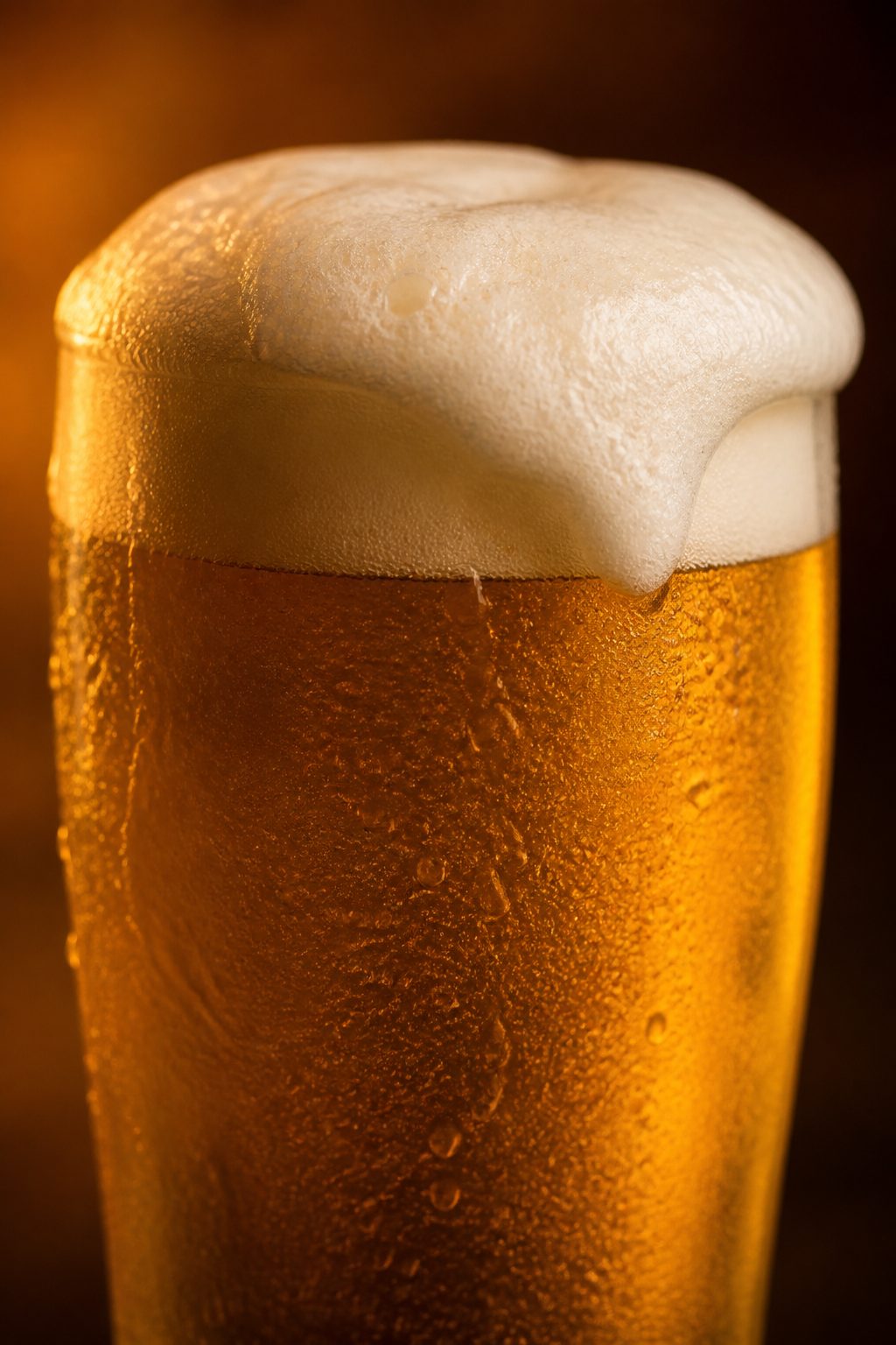 Copo de chopp cheio com colarinho cremoso