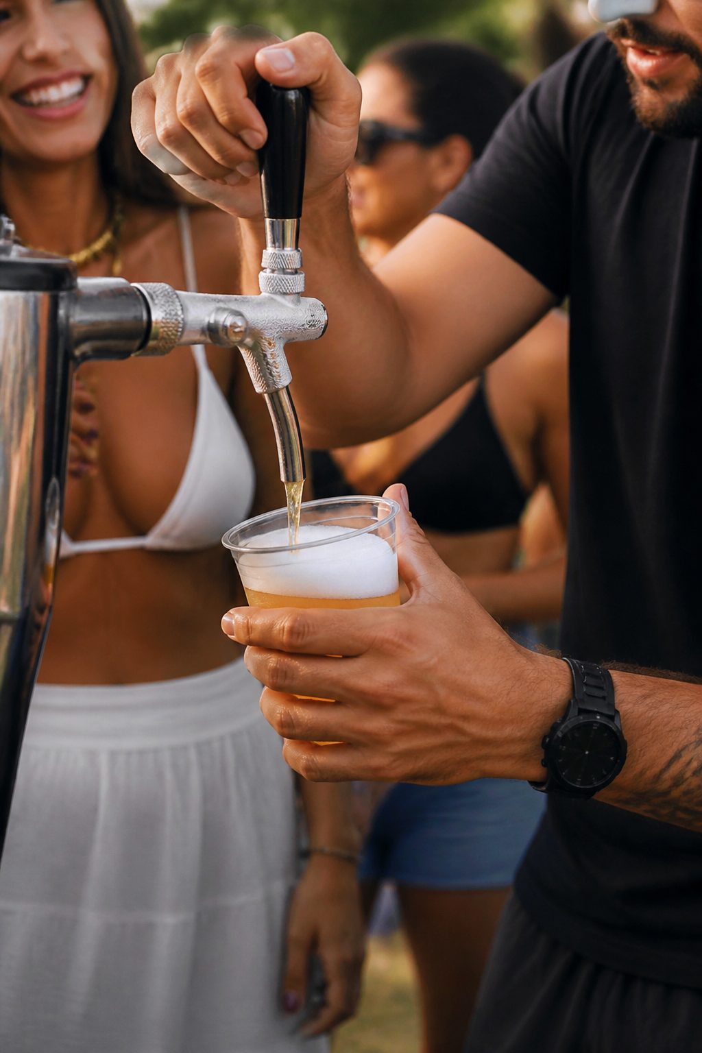 Pessoas tirando chopp na torneira
